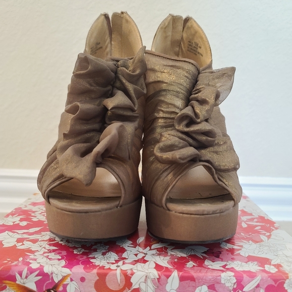 "Haylie" chiffon ruffle heels by Chinese Laundry - Picture 2 of 4